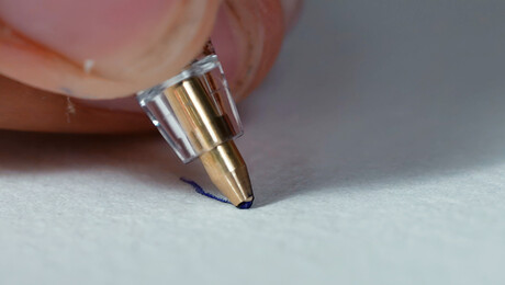 Hoe werkt een balpen?